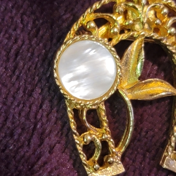 HORSE SHOE arched brooch pin mother of pearl flower goldtone vintage Rodeo Faire - Picture 3 of 9